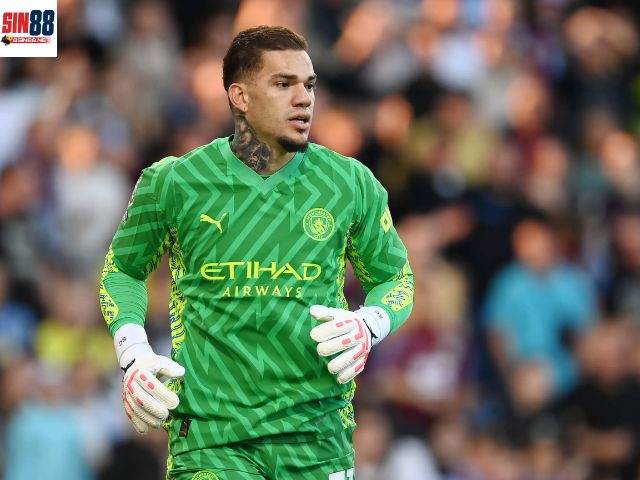 Thủ môn Ederson người Brazil